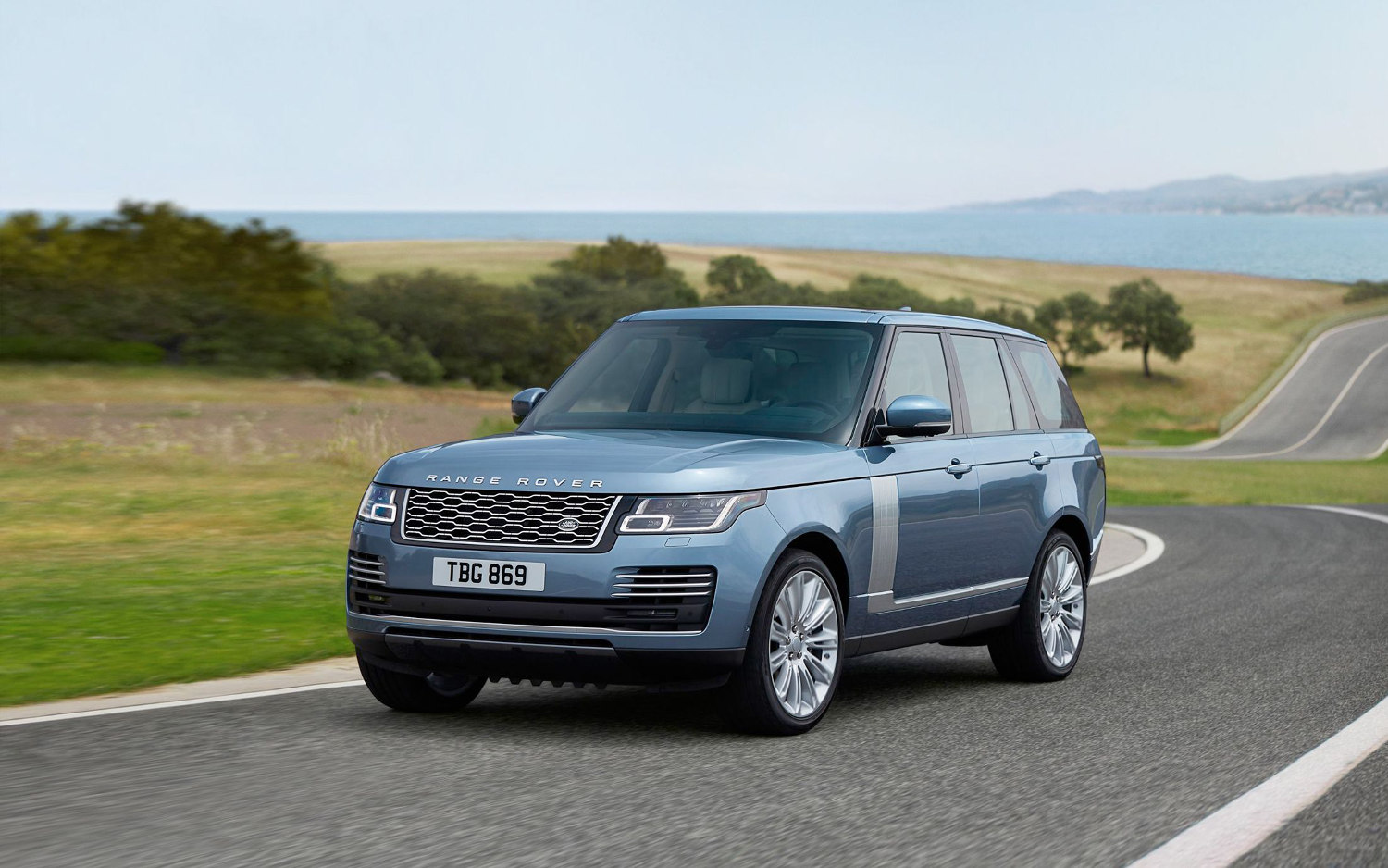 Comparison MercedesBenz GLSClass 63 AMG 2018 vs Land Rover